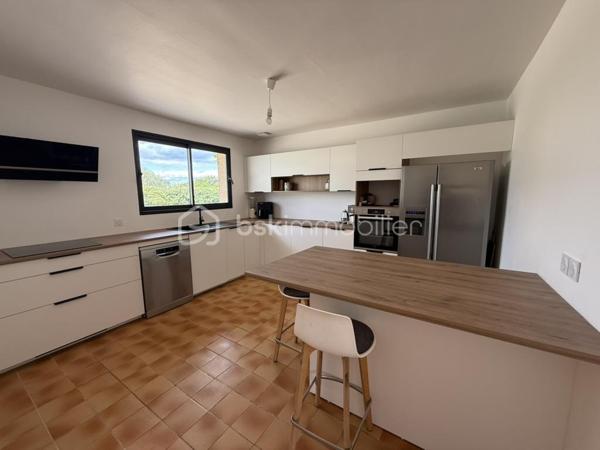 Située sur la commune Balaruc-les-Bains, entre Sète et Frontignan, dans le quartier prisé de la Rèche à proximité des commerces, écoles et axes principaux, tout en profitant du calme d’un quartier résidentiel.

Édifiée sur une parcelle de 687 m², arborée avec terrasse et piscine, offrant un fort potentiel d’aménagement pour créer un véritable espace de détente.

La villa principale d'environ 210 m² habitables se compose d’un vaste séjour lumineux, d’une cuisine indépendante, de quatre grandes chambres dont deux en rez de chaussée.
Une salle de bain avec douche et baignoire et d’un WC séparé viennent également compléter ce niveau.
A l'étage desservi par un espace Bureau, nous retrouvons deux grandes chambres mansardées d'environ 30 m2 chacune, ainsi qu'un grand dressing et une salle d'eau qui reste à terminer. 

Concernant la dépendance attenante de 60 m², elle se compose d'un séjour cuisine donnant sur un extérieur privatif, d'une chambre d'environ 13 m2 et d'une salle d'eau avec douche et WC.
Idéale pour accueillir famille, amis, ou envisager un projet locatif ou professionnel.

Cette villa au fort potentiel, nécessite tout de meme quelques travaux de rafraichissement ( devis effectué par artisan disponible ).

Une opportunité rare sur le secteur, alliant volume, potentiel et emplacement recherché, à seulement quelques minutes de l’étang de Thau et des plages.