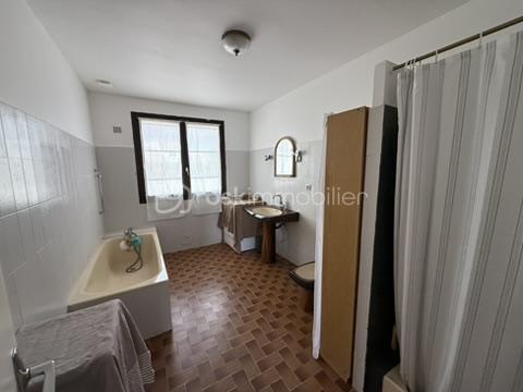 Située sur la commune Balaruc-les-Bains, entre Sète et Frontignan, dans le quartier prisé de la Rèche à proximité des commerces, écoles et axes principaux, tout en profitant du calme d’un quartier résidentiel.

Édifiée sur une parcelle de 687 m², arborée avec terrasse et piscine, offrant un fort potentiel d’aménagement pour créer un véritable espace de détente.

La villa principale d'environ 210 m² habitables se compose d’un vaste séjour lumineux, d’une cuisine indépendante, de quatre grandes chambres dont deux en rez de chaussée.
Une salle de bain avec douche et baignoire et d’un WC séparé viennent également compléter ce niveau.
A l'étage desservi par un espace Bureau, nous retrouvons deux grandes chambres mansardées d'environ 30 m2 chacune, ainsi qu'un grand dressing et une salle d'eau qui reste à terminer. 

Concernant la dépendance attenante de 60 m², elle se compose d'un séjour cuisine donnant sur un extérieur privatif, d'une chambre d'environ 13 m2 et d'une salle d'eau avec douche et WC.
Idéale pour accueillir famille, amis, ou envisager un projet locatif ou professionnel.

Cette villa au fort potentiel, nécessite tout de meme quelques travaux de rafraichissement ( devis effectué par artisan disponible ).

Une opportunité rare sur le secteur, alliant volume, potentiel et emplacement recherché, à seulement quelques minutes de l’étang de Thau et des plages.