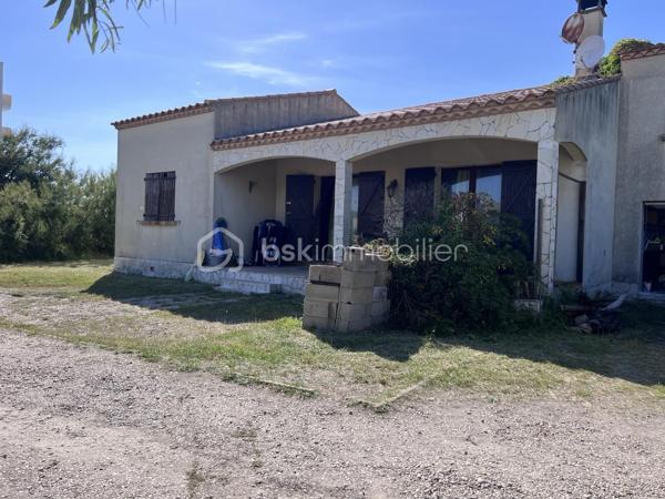 Sur la commune de FRONTIGNAN, quartier LA PLAGE, laissez vous séduire par cette villa de plain pied à rénover de 65,51  m2 habitables avec terrasse couverte de 16 m2 sur 489 m2 de terrain. Elle se compose d'une salon avec cuisine ouverte de 33 m2, deux chambres de 12 et 10 m2, d'une salle d'eau avec WC. Travaux de rénovation à prévoir. Pas de garage.