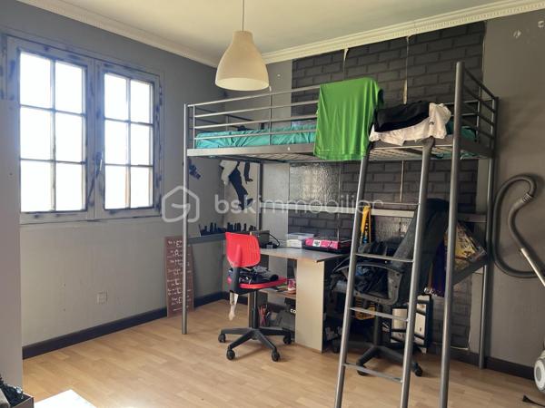 Sur la commune de FRONTIGNAN, quartier LA PLAGE, laissez vous séduire par cette villa de plain pied à rénover de 65,51  m2 habitables avec terrasse couverte de 16 m2 sur 489 m2 de terrain. Elle se compose d'une salon avec cuisine ouverte de 33 m2, deux chambres de 12 et 10 m2, d'une salle d'eau avec WC. Travaux de rénovation à prévoir. Pas de garage.