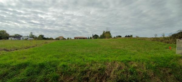 TERRAIN A BÂTIR d'environ 1 900m²