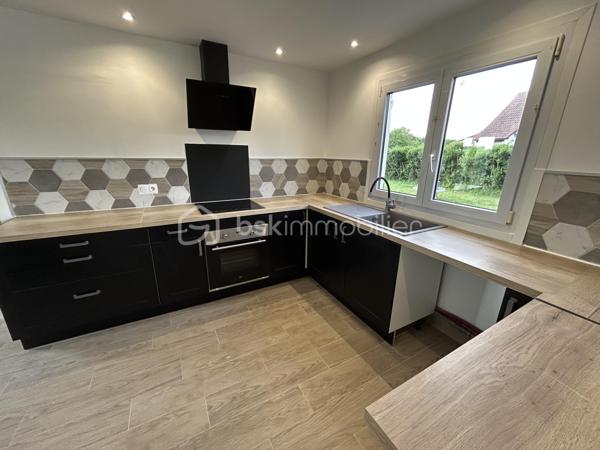 🌿 Maison de plain-pied – 81 m² habitables – 3 chambres – Terrain clos de 1 874 m²

Dans un petit village proche de Maintenon, venez découvrir cette charmante maison de plain-pied d’environ 81 m² habitables, offrant un cadre de vie fonctionnel, lumineux et facile à vivre.

Implantée sur une belle parcelle d’environ 1 874 m² entièrement clôturée, la maison bénéficie d’une exposition plein sud, apportant une belle luminosité tout au long de la journée.

🏡 La maison principale

Elle se compose de :

- Une pièce de vie conviviale avec salon
- Une cuisine ouverte sur le salon
- Trois chambres
- Une salle d’eau avec WC intégré

🌳 Extérieurs

- Terrasse en façade
- Grand jardin entièrement clôturé
- Cour en enrobé
- Garage
- Deux abris de jardin

⚙️ Confort & équipements

- Chauffage principal par poêle à bois
- Fibre optique
- Maison de plain-pied
- Exposition plein sud

📍 Localisation

Proche des commodités, la maison se situe à seulement 10 minutes de Maintenon et de sa gare, desservant les lignes Le Mans / Chartres / Paris.

Accès rapide à la N154, située à environ 5 minutes, reliant Chartres à Dreux.

💡 Le vrai plus

Un bien fonctionnel avec un beau terrain clos, idéal pour profiter des extérieurs, recevoir, jardiner ou laisser place à différents projets d’aménagement.

📍 Un bien agréable, pratique et facile à vivre, pouvant parfaitement convenir à une petite famille, un couple ou un premier achat.

À découvrir sans tarder.
