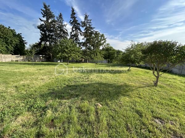 🌿 Maison de plain-pied – 81 m² habitables – 3 chambres – Terrain clos de 1 874 m²

Dans un petit village proche de Maintenon, venez découvrir cette charmante maison de plain-pied d’environ 81 m² habitables, offrant un cadre de vie fonctionnel, lumineux et facile à vivre.

Implantée sur une belle parcelle d’environ 1 874 m² entièrement clôturée, la maison bénéficie d’une exposition plein sud, apportant une belle luminosité tout au long de la journée.

🏡 La maison principale

Elle se compose de :

- Une pièce de vie conviviale avec salon
- Une cuisine ouverte sur le salon
- Trois chambres
- Une salle d’eau avec WC intégré

🌳 Extérieurs

- Terrasse en façade
- Grand jardin entièrement clôturé
- Cour en enrobé
- Garage
- Deux abris de jardin

⚙️ Confort & équipements

- Chauffage principal par poêle à bois
- Fibre optique
- Maison de plain-pied
- Exposition plein sud

📍 Localisation

Proche des commodités, la maison se situe à seulement 10 minutes de Maintenon et de sa gare, desservant les lignes Le Mans / Chartres / Paris.

Accès rapide à la N154, située à environ 5 minutes, reliant Chartres à Dreux.

💡 Le vrai plus

Un bien fonctionnel avec un beau terrain clos, idéal pour profiter des extérieurs, recevoir, jardiner ou laisser place à différents projets d’aménagement.

📍 Un bien agréable, pratique et facile à vivre, pouvant parfaitement convenir à une petite famille, un couple ou un premier achat.

À découvrir sans tarder.