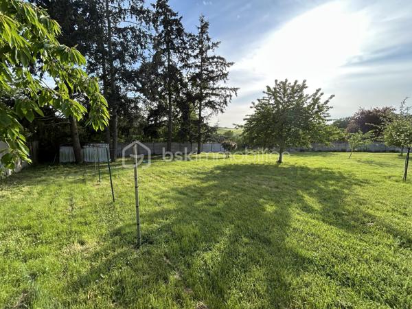 🌿 Maison de plain-pied – 81 m² habitables – 3 chambres – Terrain clos de 1 874 m²

Dans un petit village proche de Maintenon, venez découvrir cette charmante maison de plain-pied d’environ 81 m² habitables, offrant un cadre de vie fonctionnel, lumineux et facile à vivre.

Implantée sur une belle parcelle d’environ 1 874 m² entièrement clôturée, la maison bénéficie d’une exposition plein sud, apportant une belle luminosité tout au long de la journée.

🏡 La maison principale

Elle se compose de :

- Une pièce de vie conviviale avec salon
- Une cuisine ouverte sur le salon
- Trois chambres
- Une salle d’eau avec WC intégré

🌳 Extérieurs

- Terrasse en façade
- Grand jardin entièrement clôturé
- Cour en enrobé
- Garage
- Deux abris de jardin

⚙️ Confort & équipements

- Chauffage principal par poêle à bois
- Fibre optique
- Maison de plain-pied
- Exposition plein sud

📍 Localisation

Proche des commodités, la maison se situe à seulement 10 minutes de Maintenon et de sa gare, desservant les lignes Le Mans / Chartres / Paris.

Accès rapide à la N154, située à environ 5 minutes, reliant Chartres à Dreux.

💡 Le vrai plus

Un bien fonctionnel avec un beau terrain clos, idéal pour profiter des extérieurs, recevoir, jardiner ou laisser place à différents projets d’aménagement.

📍 Un bien agréable, pratique et facile à vivre, pouvant parfaitement convenir à une petite famille, un couple ou un premier achat.

À découvrir sans tarder.