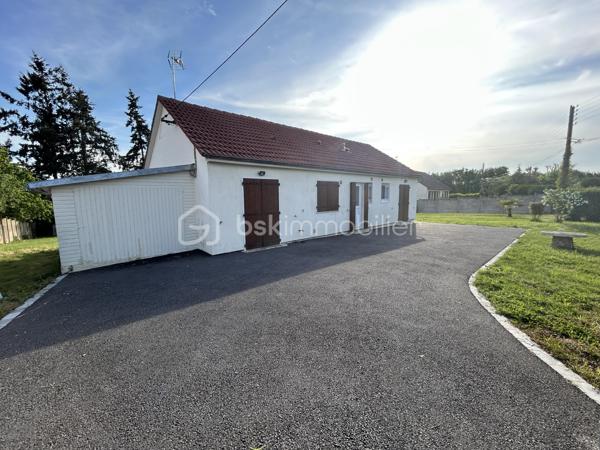 🌿 Maison de plain-pied – 81 m² habitables – 3 chambres – Terrain clos de 1 874 m²

Dans un petit village proche de Maintenon, venez découvrir cette charmante maison de plain-pied d’environ 81 m² habitables, offrant un cadre de vie fonctionnel, lumineux et facile à vivre.

Implantée sur une belle parcelle d’environ 1 874 m² entièrement clôturée, la maison bénéficie d’une exposition plein sud, apportant une belle luminosité tout au long de la journée.

🏡 La maison principale

Elle se compose de :

- Une pièce de vie conviviale avec salon
- Une cuisine ouverte sur le salon
- Trois chambres
- Une salle d’eau avec WC intégré

🌳 Extérieurs

- Terrasse en façade
- Grand jardin entièrement clôturé
- Cour en enrobé
- Garage
- Deux abris de jardin

⚙️ Confort & équipements

- Chauffage principal par poêle à bois
- Fibre optique
- Maison de plain-pied
- Exposition plein sud

📍 Localisation

Proche des commodités, la maison se situe à seulement 10 minutes de Maintenon et de sa gare, desservant les lignes Le Mans / Chartres / Paris.

Accès rapide à la N154, située à environ 5 minutes, reliant Chartres à Dreux.

💡 Le vrai plus

Un bien fonctionnel avec un beau terrain clos, idéal pour profiter des extérieurs, recevoir, jardiner ou laisser place à différents projets d’aménagement.

📍 Un bien agréable, pratique et facile à vivre, pouvant parfaitement convenir à une petite famille, un couple ou un premier achat.

À découvrir sans tarder.