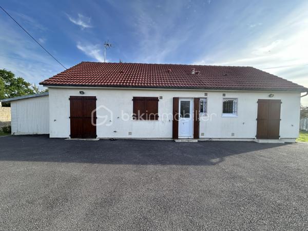 🌿 Maison de plain-pied – 81 m² habitables – 3 chambres – Terrain clos de 1 874 m²

Dans un petit village proche de Maintenon, venez découvrir cette charmante maison de plain-pied d’environ 81 m² habitables, offrant un cadre de vie fonctionnel, lumineux et facile à vivre.

Implantée sur une belle parcelle d’environ 1 874 m² entièrement clôturée, la maison bénéficie d’une exposition plein sud, apportant une belle luminosité tout au long de la journée.

🏡 La maison principale

Elle se compose de :

- Une pièce de vie conviviale avec salon
- Une cuisine ouverte sur le salon
- Trois chambres
- Une salle d’eau avec WC intégré

🌳 Extérieurs

- Terrasse en façade
- Grand jardin entièrement clôturé
- Cour en enrobé
- Garage
- Deux abris de jardin

⚙️ Confort & équipements

- Chauffage principal par poêle à bois
- Fibre optique
- Maison de plain-pied
- Exposition plein sud

📍 Localisation

Proche des commodités, la maison se situe à seulement 10 minutes de Maintenon et de sa gare, desservant les lignes Le Mans / Chartres / Paris.

Accès rapide à la N154, située à environ 5 minutes, reliant Chartres à Dreux.

💡 Le vrai plus

Un bien fonctionnel avec un beau terrain clos, idéal pour profiter des extérieurs, recevoir, jardiner ou laisser place à différents projets d’aménagement.

📍 Un bien agréable, pratique et facile à vivre, pouvant parfaitement convenir à une petite famille, un couple ou un premier achat.

À découvrir sans tarder.