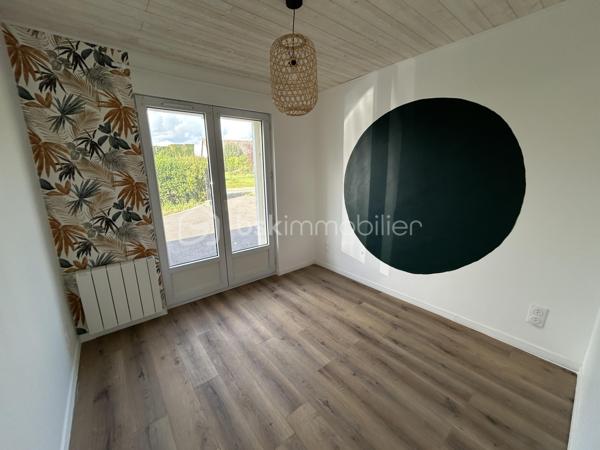 🌿 Maison de plain-pied – 81 m² habitables – 3 chambres – Terrain clos de 1 874 m²

Dans un petit village proche de Maintenon, venez découvrir cette charmante maison de plain-pied d’environ 81 m² habitables, offrant un cadre de vie fonctionnel, lumineux et facile à vivre.

Implantée sur une belle parcelle d’environ 1 874 m² entièrement clôturée, la maison bénéficie d’une exposition plein sud, apportant une belle luminosité tout au long de la journée.

🏡 La maison principale

Elle se compose de :

- Une pièce de vie conviviale avec salon
- Une cuisine ouverte sur le salon
- Trois chambres
- Une salle d’eau avec WC intégré

🌳 Extérieurs

- Terrasse en façade
- Grand jardin entièrement clôturé
- Cour en enrobé
- Garage
- Deux abris de jardin

⚙️ Confort & équipements

- Chauffage principal par poêle à bois
- Fibre optique
- Maison de plain-pied
- Exposition plein sud

📍 Localisation

Proche des commodités, la maison se situe à seulement 10 minutes de Maintenon et de sa gare, desservant les lignes Le Mans / Chartres / Paris.

Accès rapide à la N154, située à environ 5 minutes, reliant Chartres à Dreux.

💡 Le vrai plus

Un bien fonctionnel avec un beau terrain clos, idéal pour profiter des extérieurs, recevoir, jardiner ou laisser place à différents projets d’aménagement.

📍 Un bien agréable, pratique et facile à vivre, pouvant parfaitement convenir à une petite famille, un couple ou un premier achat.

À découvrir sans tarder.
