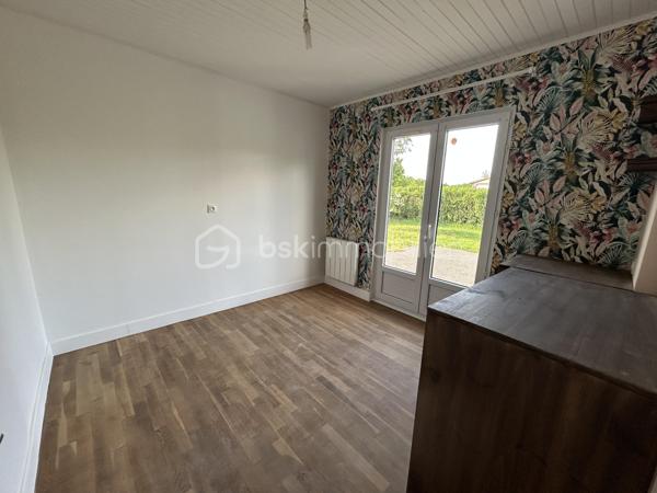 🌿 Maison de plain-pied – 81 m² habitables – 3 chambres – Terrain clos de 1 874 m²

Dans un petit village proche de Maintenon, venez découvrir cette charmante maison de plain-pied d’environ 81 m² habitables, offrant un cadre de vie fonctionnel, lumineux et facile à vivre.

Implantée sur une belle parcelle d’environ 1 874 m² entièrement clôturée, la maison bénéficie d’une exposition plein sud, apportant une belle luminosité tout au long de la journée.

🏡 La maison principale

Elle se compose de :

- Une pièce de vie conviviale avec salon
- Une cuisine ouverte sur le salon
- Trois chambres
- Une salle d’eau avec WC intégré

🌳 Extérieurs

- Terrasse en façade
- Grand jardin entièrement clôturé
- Cour en enrobé
- Garage
- Deux abris de jardin

⚙️ Confort & équipements

- Chauffage principal par poêle à bois
- Fibre optique
- Maison de plain-pied
- Exposition plein sud

📍 Localisation

Proche des commodités, la maison se situe à seulement 10 minutes de Maintenon et de sa gare, desservant les lignes Le Mans / Chartres / Paris.

Accès rapide à la N154, située à environ 5 minutes, reliant Chartres à Dreux.

💡 Le vrai plus

Un bien fonctionnel avec un beau terrain clos, idéal pour profiter des extérieurs, recevoir, jardiner ou laisser place à différents projets d’aménagement.

📍 Un bien agréable, pratique et facile à vivre, pouvant parfaitement convenir à une petite famille, un couple ou un premier achat.

À découvrir sans tarder.