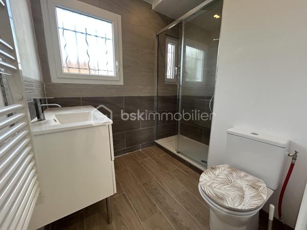 🌿 Maison de plain-pied – 81 m² habitables – 3 chambres – Terrain clos de 1 874 m²

Dans un petit village proche de Maintenon, venez découvrir cette charmante maison de plain-pied d’environ 81 m² habitables, offrant un cadre de vie fonctionnel, lumineux et facile à vivre.

Implantée sur une belle parcelle d’environ 1 874 m² entièrement clôturée, la maison bénéficie d’une exposition plein sud, apportant une belle luminosité tout au long de la journée.

🏡 La maison principale

Elle se compose de :

- Une pièce de vie conviviale avec salon
- Une cuisine ouverte sur le salon
- Trois chambres
- Une salle d’eau avec WC intégré

🌳 Extérieurs

- Terrasse en façade
- Grand jardin entièrement clôturé
- Cour en enrobé
- Garage
- Deux abris de jardin

⚙️ Confort & équipements

- Chauffage principal par poêle à bois
- Fibre optique
- Maison de plain-pied
- Exposition plein sud

📍 Localisation

Proche des commodités, la maison se situe à seulement 10 minutes de Maintenon et de sa gare, desservant les lignes Le Mans / Chartres / Paris.

Accès rapide à la N154, située à environ 5 minutes, reliant Chartres à Dreux.

💡 Le vrai plus

Un bien fonctionnel avec un beau terrain clos, idéal pour profiter des extérieurs, recevoir, jardiner ou laisser place à différents projets d’aménagement.

📍 Un bien agréable, pratique et facile à vivre, pouvant parfaitement convenir à une petite famille, un couple ou un premier achat.

À découvrir sans tarder.