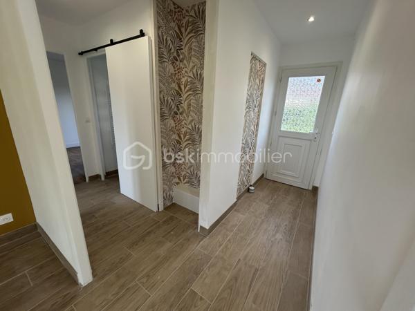 🌿 Maison de plain-pied – 81 m² habitables – 3 chambres – Terrain clos de 1 874 m²

Dans un petit village proche de Maintenon, venez découvrir cette charmante maison de plain-pied d’environ 81 m² habitables, offrant un cadre de vie fonctionnel, lumineux et facile à vivre.

Implantée sur une belle parcelle d’environ 1 874 m² entièrement clôturée, la maison bénéficie d’une exposition plein sud, apportant une belle luminosité tout au long de la journée.

🏡 La maison principale

Elle se compose de :

- Une pièce de vie conviviale avec salon
- Une cuisine ouverte sur le salon
- Trois chambres
- Une salle d’eau avec WC intégré

🌳 Extérieurs

- Terrasse en façade
- Grand jardin entièrement clôturé
- Cour en enrobé
- Garage
- Deux abris de jardin

⚙️ Confort & équipements

- Chauffage principal par poêle à bois
- Fibre optique
- Maison de plain-pied
- Exposition plein sud

📍 Localisation

Proche des commodités, la maison se situe à seulement 10 minutes de Maintenon et de sa gare, desservant les lignes Le Mans / Chartres / Paris.

Accès rapide à la N154, située à environ 5 minutes, reliant Chartres à Dreux.

💡 Le vrai plus

Un bien fonctionnel avec un beau terrain clos, idéal pour profiter des extérieurs, recevoir, jardiner ou laisser place à différents projets d’aménagement.

📍 Un bien agréable, pratique et facile à vivre, pouvant parfaitement convenir à une petite famille, un couple ou un premier achat.

À découvrir sans tarder.