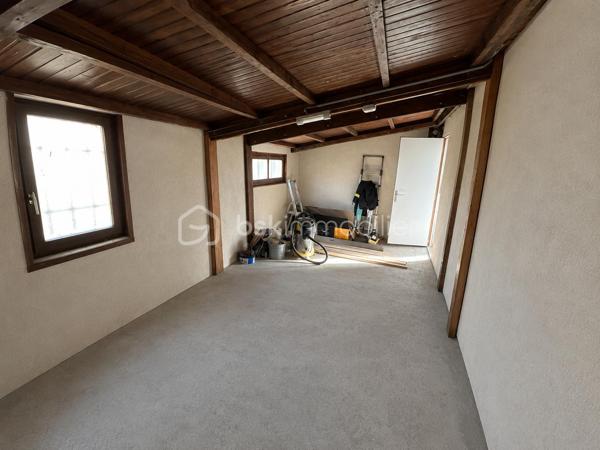 🌿 Maison de plain-pied – 81 m² habitables – 3 chambres – Terrain clos de 1 874 m²

Dans un petit village proche de Maintenon, venez découvrir cette charmante maison de plain-pied d’environ 81 m² habitables, offrant un cadre de vie fonctionnel, lumineux et facile à vivre.

Implantée sur une belle parcelle d’environ 1 874 m² entièrement clôturée, la maison bénéficie d’une exposition plein sud, apportant une belle luminosité tout au long de la journée.

🏡 La maison principale

Elle se compose de :

- Une pièce de vie conviviale avec salon
- Une cuisine ouverte sur le salon
- Trois chambres
- Une salle d’eau avec WC intégré

🌳 Extérieurs

- Terrasse en façade
- Grand jardin entièrement clôturé
- Cour en enrobé
- Garage
- Deux abris de jardin

⚙️ Confort & équipements

- Chauffage principal par poêle à bois
- Fibre optique
- Maison de plain-pied
- Exposition plein sud

📍 Localisation

Proche des commodités, la maison se situe à seulement 10 minutes de Maintenon et de sa gare, desservant les lignes Le Mans / Chartres / Paris.

Accès rapide à la N154, située à environ 5 minutes, reliant Chartres à Dreux.

💡 Le vrai plus

Un bien fonctionnel avec un beau terrain clos, idéal pour profiter des extérieurs, recevoir, jardiner ou laisser place à différents projets d’aménagement.

📍 Un bien agréable, pratique et facile à vivre, pouvant parfaitement convenir à une petite famille, un couple ou un premier achat.

À découvrir sans tarder.