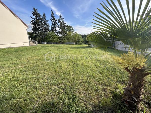 🌿 Maison de plain-pied – 81 m² habitables – 3 chambres – Terrain clos de 1 874 m²

Dans un petit village proche de Maintenon, venez découvrir cette charmante maison de plain-pied d’environ 81 m² habitables, offrant un cadre de vie fonctionnel, lumineux et facile à vivre.

Implantée sur une belle parcelle d’environ 1 874 m² entièrement clôturée, la maison bénéficie d’une exposition plein sud, apportant une belle luminosité tout au long de la journée.

🏡 La maison principale

Elle se compose de :

- Une pièce de vie conviviale avec salon
- Une cuisine ouverte sur le salon
- Trois chambres
- Une salle d’eau avec WC intégré

🌳 Extérieurs

- Terrasse en façade
- Grand jardin entièrement clôturé
- Cour en enrobé
- Garage
- Deux abris de jardin

⚙️ Confort & équipements

- Chauffage principal par poêle à bois
- Fibre optique
- Maison de plain-pied
- Exposition plein sud

📍 Localisation

Proche des commodités, la maison se situe à seulement 10 minutes de Maintenon et de sa gare, desservant les lignes Le Mans / Chartres / Paris.

Accès rapide à la N154, située à environ 5 minutes, reliant Chartres à Dreux.

💡 Le vrai plus

Un bien fonctionnel avec un beau terrain clos, idéal pour profiter des extérieurs, recevoir, jardiner ou laisser place à différents projets d’aménagement.

📍 Un bien agréable, pratique et facile à vivre, pouvant parfaitement convenir à une petite famille, un couple ou un premier achat.

À découvrir sans tarder.