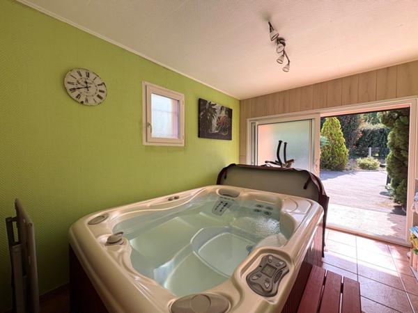 MAISON CONTEMPORAINE 4 PIECES AVEC SPA ET DEPENDANCES