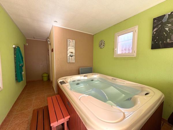 MAISON CONTEMPORAINE 4 PIECES AVEC SPA ET DEPENDANCES