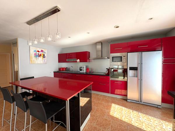 MAISON CONTEMPORAINE 4 PIECES AVEC SPA ET DEPENDANCES