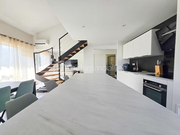 Situé au sein de la résidence recherchée Le Clos Muret, rue du Muret à Eybens, venez découvrir ce bel appartement rénové intégralement en 2022, offrant un cadre de vie agréable, lumineux et fonctionnel.

Au 3ème et dernier étage avec ascenseur, cet appartement développe environ 63 m² Carrez et 73 m² au sol. 
Il séduit dès l’entrée par son ambiance contemporaine, ses volumes optimisés et sa rénovation soignée.

Il se compose d’une entrée desservant une salle d’eau moderne, un WC séparé, puis une belle cuisine ouverte entièrement équipée, réalisée avec goût, donnant sur une pièce de vie lumineuse et climatisé. 
Le séjour s’ouvre sur un balcon agréable, idéal pour profiter d’un extérieur au calme.

À l’étage, un bel escalier métallique mène à un espace nuit comprenant une chambre parentale climatisée ainsi qu’une mezzanine. 
Cette mezzanine offre un véritable potentiel d’aménagement et peut facilement être transformée en seconde chambre, bureau fermé ou espace indépendant selon les besoins.

L’appartement bénéficie d’un bon confort énergétique avec un DPE classé C, d’un chauffage individuel gaz, climatisation réversible, et d’une copropriété bien entretenue.

Un garage fermé est disponible en supplément du prix de vente, idéal pour stationner ou disposer d’un espace de stockage complémentaire.
Un parking collectif est également disponible dans la copropriété. 
Taxe foncière 2025 : 1766€
Charges de copropriété annuelles : 1684€, Fond travaux ALUR inclus.

Les points forts :
Appartement rénové intégralement en 2022
Dernier étage avec ascenseur
63 m² Carrez / 73 m² au sol environ
Balcon
Cuisine ouverte équipée
Séjour et chambre climatisés
Possibilité de créer une seconde chambre
DPE C
Garage fermé vendu en sus
Parking privatif à la copropriété 
Résidence agréable et bien située à Eybens, proximité de toutes les commodités utiles.

Un bien coup de cœur, idéal pour un premier achat, un couple, une personne seule recherchant du volume, ou un investissement patrimonial de qualité sur un secteur apprécié de l’agglomération grenobloise.

À visiter sans tarder.