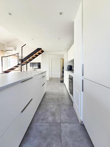 Situé au sein de la résidence recherchée Le Clos Muret, rue du Muret à Eybens, venez découvrir ce bel appartement rénové intégralement en 2022, offrant un cadre de vie agréable, lumineux et fonctionnel.

Au 3ème et dernier étage avec ascenseur, cet appartement développe environ 63 m² Carrez et 73 m² au sol. 
Il séduit dès l’entrée par son ambiance contemporaine, ses volumes optimisés et sa rénovation soignée.

Il se compose d’une entrée desservant une salle d’eau moderne, un WC séparé, puis une belle cuisine ouverte entièrement équipée, réalisée avec goût, donnant sur une pièce de vie lumineuse et climatisé. 
Le séjour s’ouvre sur un balcon agréable, idéal pour profiter d’un extérieur au calme.

À l’étage, un bel escalier métallique mène à un espace nuit comprenant une chambre parentale climatisée ainsi qu’une mezzanine. 
Cette mezzanine offre un véritable potentiel d’aménagement et peut facilement être transformée en seconde chambre, bureau fermé ou espace indépendant selon les besoins.

L’appartement bénéficie d’un bon confort énergétique avec un DPE classé C, d’un chauffage individuel gaz, climatisation réversible, et d’une copropriété bien entretenue.

Un garage fermé est disponible en supplément du prix de vente, idéal pour stationner ou disposer d’un espace de stockage complémentaire.
Un parking collectif est également disponible dans la copropriété. 
Taxe foncière 2025 : 1766€
Charges de copropriété annuelles : 1684€, Fond travaux ALUR inclus.

Les points forts :
Appartement rénové intégralement en 2022
Dernier étage avec ascenseur
63 m² Carrez / 73 m² au sol environ
Balcon
Cuisine ouverte équipée
Séjour et chambre climatisés
Possibilité de créer une seconde chambre
DPE C
Garage fermé vendu en sus
Parking privatif à la copropriété 
Résidence agréable et bien située à Eybens, proximité de toutes les commodités utiles.

Un bien coup de cœur, idéal pour un premier achat, un couple, une personne seule recherchant du volume, ou un investissement patrimonial de qualité sur un secteur apprécié de l’agglomération grenobloise.

À visiter sans tarder.