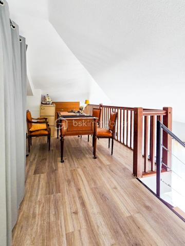 Situé au sein de la résidence recherchée Le Clos Muret, rue du Muret à Eybens, venez découvrir ce bel appartement rénové intégralement en 2022, offrant un cadre de vie agréable, lumineux et fonctionnel.

Au 3ème et dernier étage avec ascenseur, cet appartement développe environ 63 m² Carrez et 73 m² au sol. 
Il séduit dès l’entrée par son ambiance contemporaine, ses volumes optimisés et sa rénovation soignée.

Il se compose d’une entrée desservant une salle d’eau moderne, un WC séparé, puis une belle cuisine ouverte entièrement équipée, réalisée avec goût, donnant sur une pièce de vie lumineuse et climatisé. 
Le séjour s’ouvre sur un balcon agréable, idéal pour profiter d’un extérieur au calme.

À l’étage, un bel escalier métallique mène à un espace nuit comprenant une chambre parentale climatisée ainsi qu’une mezzanine. 
Cette mezzanine offre un véritable potentiel d’aménagement et peut facilement être transformée en seconde chambre, bureau fermé ou espace indépendant selon les besoins.

L’appartement bénéficie d’un bon confort énergétique avec un DPE classé C, d’un chauffage individuel gaz, climatisation réversible, et d’une copropriété bien entretenue.

Un garage fermé est disponible en supplément du prix de vente, idéal pour stationner ou disposer d’un espace de stockage complémentaire.
Un parking collectif est également disponible dans la copropriété. 
Taxe foncière 2025 : 1766€
Charges de copropriété annuelles : 1684€, Fond travaux ALUR inclus.

Les points forts :
Appartement rénové intégralement en 2022
Dernier étage avec ascenseur
63 m² Carrez / 73 m² au sol environ
Balcon
Cuisine ouverte équipée
Séjour et chambre climatisés
Possibilité de créer une seconde chambre
DPE C
Garage fermé vendu en sus
Parking privatif à la copropriété 
Résidence agréable et bien située à Eybens, proximité de toutes les commodités utiles.

Un bien coup de cœur, idéal pour un premier achat, un couple, une personne seule recherchant du volume, ou un investissement patrimonial de qualité sur un secteur apprécié de l’agglomération grenobloise.

À visiter sans tarder.