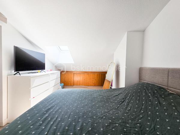 Situé au sein de la résidence recherchée Le Clos Muret, rue du Muret à Eybens, venez découvrir ce bel appartement rénové intégralement en 2022, offrant un cadre de vie agréable, lumineux et fonctionnel.

Au 3ème et dernier étage avec ascenseur, cet appartement développe environ 63 m² Carrez et 73 m² au sol. 
Il séduit dès l’entrée par son ambiance contemporaine, ses volumes optimisés et sa rénovation soignée.

Il se compose d’une entrée desservant une salle d’eau moderne, un WC séparé, puis une belle cuisine ouverte entièrement équipée, réalisée avec goût, donnant sur une pièce de vie lumineuse et climatisé. 
Le séjour s’ouvre sur un balcon agréable, idéal pour profiter d’un extérieur au calme.

À l’étage, un bel escalier métallique mène à un espace nuit comprenant une chambre parentale climatisée ainsi qu’une mezzanine. 
Cette mezzanine offre un véritable potentiel d’aménagement et peut facilement être transformée en seconde chambre, bureau fermé ou espace indépendant selon les besoins.

L’appartement bénéficie d’un bon confort énergétique avec un DPE classé C, d’un chauffage individuel gaz, climatisation réversible, et d’une copropriété bien entretenue.

Un garage fermé est disponible en supplément du prix de vente, idéal pour stationner ou disposer d’un espace de stockage complémentaire.
Un parking collectif est également disponible dans la copropriété. 
Taxe foncière 2025 : 1766€
Charges de copropriété annuelles : 1684€, Fond travaux ALUR inclus.

Les points forts :
Appartement rénové intégralement en 2022
Dernier étage avec ascenseur
63 m² Carrez / 73 m² au sol environ
Balcon
Cuisine ouverte équipée
Séjour et chambre climatisés
Possibilité de créer une seconde chambre
DPE C
Garage fermé vendu en sus
Parking privatif à la copropriété 
Résidence agréable et bien située à Eybens, proximité de toutes les commodités utiles.

Un bien coup de cœur, idéal pour un premier achat, un couple, une personne seule recherchant du volume, ou un investissement patrimonial de qualité sur un secteur apprécié de l’agglomération grenobloise.

À visiter sans tarder.