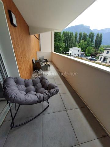 Au 1er étage d'un immeuble récent desservi par ascenseur, ce T2 de 43 m² livré en 2024 conjugue confort moderne et praticité du quotidien. 
Le séjour, ouvert sur une cuisine équipée, profite d'une belle luminosité et donne accès à une grande terrasse, véritable prolongement extérieur du logement avec une vue dégagé sans vis à vis. 
Une chambre complète cet ensemble fonctionnel, pensé pour une première installation ou un investissement locatif.
Le bien affiche un DPE C, gage de bonnes performances énergétiques pour un appartement de cette génération. Le chauffage est assuré par une chaudière à gaz pilotée par thermostat d'ambiance, permettant une gestion fine des consommations.
Une place de parking est incluse dans la vente, atout non négligeable à Saint-Égrève.

Prix de vente : 195 000 € FAI

Charges de copropriété : 535 €/an

Taxe foncière : non encore établie par les services fiscaux, logement neuf bénéficiant d'une exonération de deux ans. À titre indicatif, elle peut être estimée à environ 650 €/an, ce montant restant une projection et non une donnée contractuelle.
Bien libre, disponible immédiatement.
Pour toute information complémentaire, n'hésitez pas à me contacter.

Copropriété en procédure - Contactez moi pour en savoir plus.