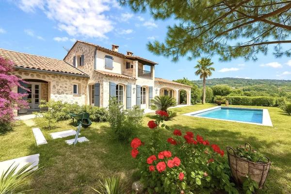 À vendre, propriété de charme en pierre avec vue dégagée et piscine, à proximité de Mougins et du golf de Saint-Donat