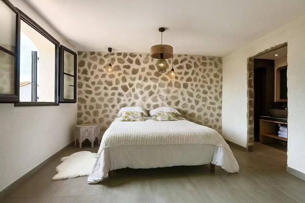 À vendre, propriété de charme en pierre avec vue dégagée et piscine, à proximité de Mougins et du golf de Saint-Donat