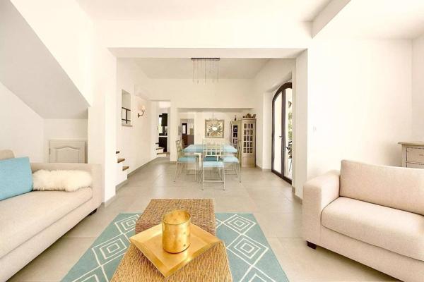 À vendre, propriété de charme en pierre avec vue dégagée et piscine, à proximité de Mougins et du golf de Saint-Donat