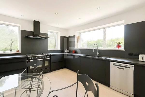 À vendre, propriété de charme en pierre avec vue dégagée et piscine, à proximité de Mougins et du golf de Saint-Donat