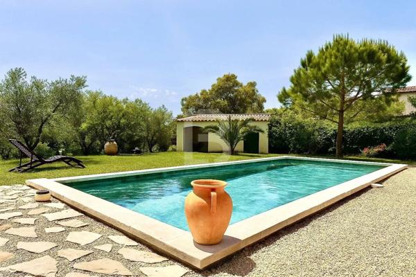 À vendre, propriété de charme en pierre avec vue dégagée et piscine, à proximité de Mougins et du golf de Saint-Donat