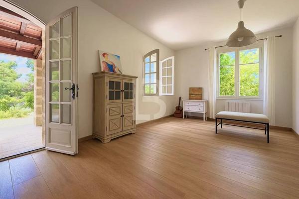 À vendre, propriété de charme en pierre avec vue dégagée et piscine, à proximité de Mougins et du golf de Saint-Donat