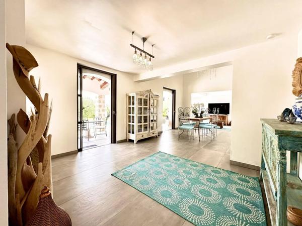 À vendre, propriété de charme en pierre avec vue dégagée et piscine, à proximité de Mougins et du golf de Saint-Donat