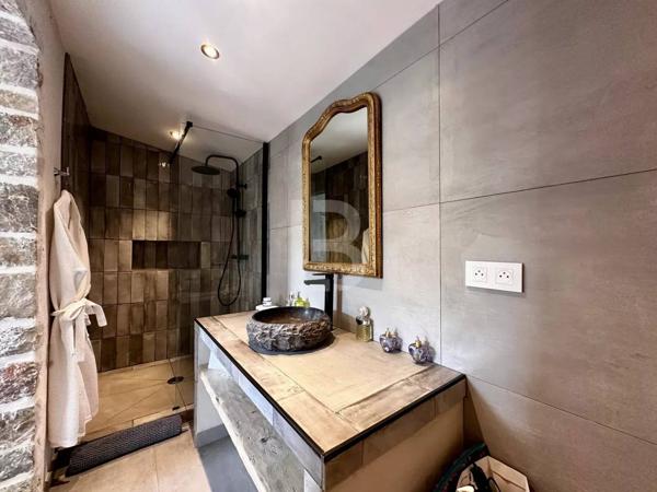 À vendre, propriété de charme en pierre avec vue dégagée et piscine, à proximité de Mougins et du golf de Saint-Donat