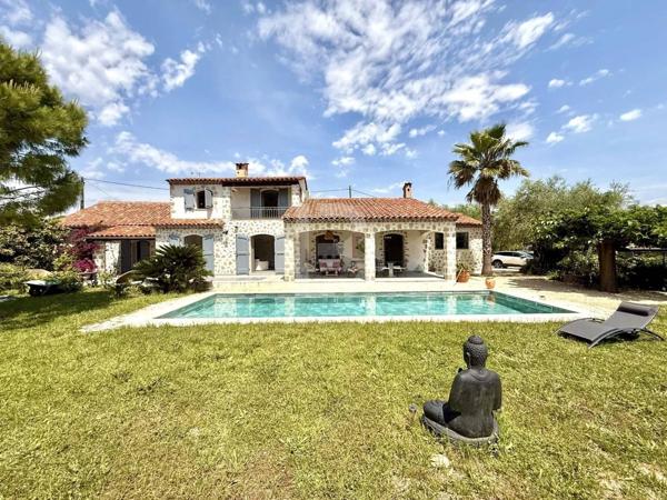 À vendre, propriété de charme en pierre avec vue dégagée et piscine, à proximité de Mougins et du golf de Saint-Donat