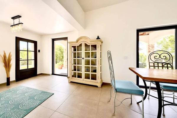 À vendre, propriété de charme en pierre avec vue dégagée et piscine, à proximité de Mougins et du golf de Saint-Donat