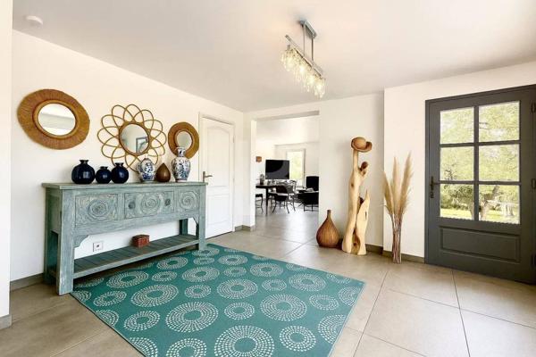 À vendre, propriété de charme en pierre avec vue dégagée et piscine, à proximité de Mougins et du golf de Saint-Donat