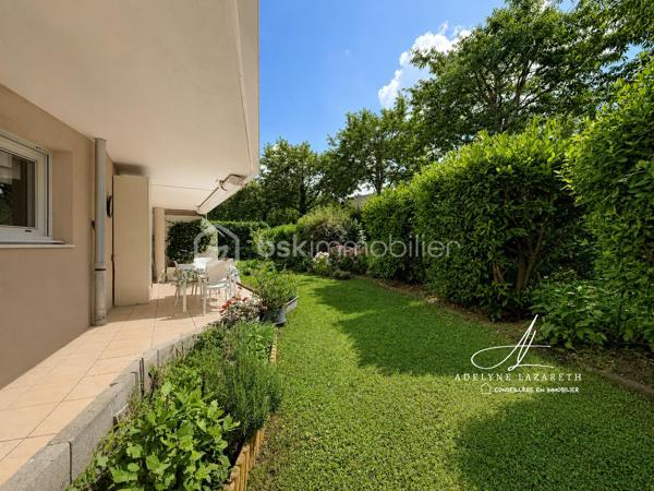 Situé dans un environnement calme et recherché sur la commune de Vieugy, venez découvrir ce superbe T3 de 64 m² en rez-de-jardin, parfaitement agencé et entretenu. 

Dès l'entrée, vous serez séduit par sa luminosité, ses volumes optimisés et ses nombreux rangements.

L'espace de vie se compose d'un salon-séjour, ouvert sur une cuisine moderne entièrement équipée, créant une pièce de vie chaleureuse et conviviale.

L'espace nuit comprend deux chambres, dont une bénéficiant de deux grands placards intégrés. Une salle d'eau moderne ainsi que des WC séparés complètent ce bien.

Véritable atout de cet appartement, son emplacement en rez-de-jardin vous permet de profiter d'une belle terrasse ouverte sur un grand jardin privatif, idéal pour les repas en extérieur, les moments de détente ou les jeux des enfants, dans un cadre verdoyant et paisible.

L'appartement est en excellent état : aucun travaux n'est à prévoir, vous n'aurez plus qu'à poser vos valises.

En complément, vous bénéficierez d'une cave privative, idéale pour le stockage, ainsi que de la possibilité d'acquérir un garage en supplément.

À découvrir sans tarder !