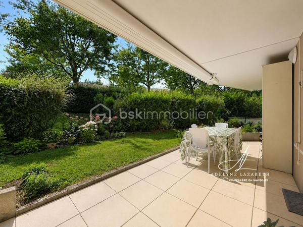 Situé dans un environnement calme et recherché sur la commune de Vieugy, venez découvrir ce superbe T3 de 64 m² en rez-de-jardin, parfaitement agencé et entretenu. 

Dès l'entrée, vous serez séduit par sa luminosité, ses volumes optimisés et ses nombreux rangements.

L'espace de vie se compose d'un salon-séjour, ouvert sur une cuisine moderne entièrement équipée, créant une pièce de vie chaleureuse et conviviale.

L'espace nuit comprend deux chambres, dont une bénéficiant de deux grands placards intégrés. Une salle d'eau moderne ainsi que des WC séparés complètent ce bien.

Véritable atout de cet appartement, son emplacement en rez-de-jardin vous permet de profiter d'une belle terrasse ouverte sur un grand jardin privatif, idéal pour les repas en extérieur, les moments de détente ou les jeux des enfants, dans un cadre verdoyant et paisible.

L'appartement est en excellent état : aucun travaux n'est à prévoir, vous n'aurez plus qu'à poser vos valises.

En complément, vous bénéficierez d'une cave privative, idéale pour le stockage, ainsi que de la possibilité d'acquérir un garage en supplément.

À découvrir sans tarder !