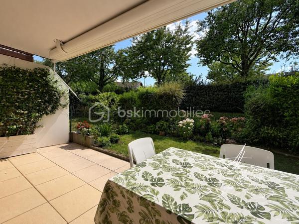 Situé dans un environnement calme et recherché sur la commune de Vieugy, venez découvrir ce superbe T3 de 64 m² en rez-de-jardin, parfaitement agencé et entretenu. 

Dès l'entrée, vous serez séduit par sa luminosité, ses volumes optimisés et ses nombreux rangements.

L'espace de vie se compose d'un salon-séjour, ouvert sur une cuisine moderne entièrement équipée, créant une pièce de vie chaleureuse et conviviale.

L'espace nuit comprend deux chambres, dont une bénéficiant de deux grands placards intégrés. Une salle d'eau moderne ainsi que des WC séparés complètent ce bien.

Véritable atout de cet appartement, son emplacement en rez-de-jardin vous permet de profiter d'une belle terrasse ouverte sur un grand jardin privatif, idéal pour les repas en extérieur, les moments de détente ou les jeux des enfants, dans un cadre verdoyant et paisible.

L'appartement est en excellent état : aucun travaux n'est à prévoir, vous n'aurez plus qu'à poser vos valises.

En complément, vous bénéficierez d'une cave privative, idéale pour le stockage, ainsi que de la possibilité d'acquérir un garage en supplément.

À découvrir sans tarder !