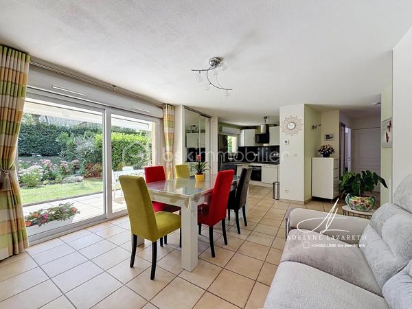 Situé dans un environnement calme et recherché sur la commune de Vieugy, venez découvrir ce superbe T3 de 64 m² en rez-de-jardin, parfaitement agencé et entretenu. 

Dès l'entrée, vous serez séduit par sa luminosité, ses volumes optimisés et ses nombreux rangements.

L'espace de vie se compose d'un salon-séjour, ouvert sur une cuisine moderne entièrement équipée, créant une pièce de vie chaleureuse et conviviale.

L'espace nuit comprend deux chambres, dont une bénéficiant de deux grands placards intégrés. Une salle d'eau moderne ainsi que des WC séparés complètent ce bien.

Véritable atout de cet appartement, son emplacement en rez-de-jardin vous permet de profiter d'une belle terrasse ouverte sur un grand jardin privatif, idéal pour les repas en extérieur, les moments de détente ou les jeux des enfants, dans un cadre verdoyant et paisible.

L'appartement est en excellent état : aucun travaux n'est à prévoir, vous n'aurez plus qu'à poser vos valises.

En complément, vous bénéficierez d'une cave privative, idéale pour le stockage, ainsi que de la possibilité d'acquérir un garage en supplément.

À découvrir sans tarder !