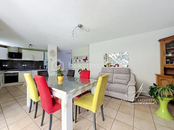 Situé dans un environnement calme et recherché sur la commune de Vieugy, venez découvrir ce superbe T3 de 64 m² en rez-de-jardin, parfaitement agencé et entretenu. 

Dès l'entrée, vous serez séduit par sa luminosité, ses volumes optimisés et ses nombreux rangements.

L'espace de vie se compose d'un salon-séjour, ouvert sur une cuisine moderne entièrement équipée, créant une pièce de vie chaleureuse et conviviale.

L'espace nuit comprend deux chambres, dont une bénéficiant de deux grands placards intégrés. Une salle d'eau moderne ainsi que des WC séparés complètent ce bien.

Véritable atout de cet appartement, son emplacement en rez-de-jardin vous permet de profiter d'une belle terrasse ouverte sur un grand jardin privatif, idéal pour les repas en extérieur, les moments de détente ou les jeux des enfants, dans un cadre verdoyant et paisible.

L'appartement est en excellent état : aucun travaux n'est à prévoir, vous n'aurez plus qu'à poser vos valises.

En complément, vous bénéficierez d'une cave privative, idéale pour le stockage, ainsi que de la possibilité d'acquérir un garage en supplément.

À découvrir sans tarder !