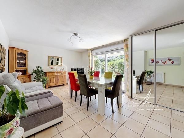 Situé dans un environnement calme et recherché sur la commune de Vieugy, venez découvrir ce superbe T3 de 64 m² en rez-de-jardin, parfaitement agencé et entretenu. 

Dès l'entrée, vous serez séduit par sa luminosité, ses volumes optimisés et ses nombreux rangements.

L'espace de vie se compose d'un salon-séjour, ouvert sur une cuisine moderne entièrement équipée, créant une pièce de vie chaleureuse et conviviale.

L'espace nuit comprend deux chambres, dont une bénéficiant de deux grands placards intégrés. Une salle d'eau moderne ainsi que des WC séparés complètent ce bien.

Véritable atout de cet appartement, son emplacement en rez-de-jardin vous permet de profiter d'une belle terrasse ouverte sur un grand jardin privatif, idéal pour les repas en extérieur, les moments de détente ou les jeux des enfants, dans un cadre verdoyant et paisible.

L'appartement est en excellent état : aucun travaux n'est à prévoir, vous n'aurez plus qu'à poser vos valises.

En complément, vous bénéficierez d'une cave privative, idéale pour le stockage, ainsi que de la possibilité d'acquérir un garage en supplément.

À découvrir sans tarder !