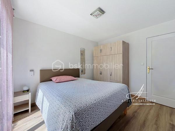 Situé dans un environnement calme et recherché sur la commune de Vieugy, venez découvrir ce superbe T3 de 64 m² en rez-de-jardin, parfaitement agencé et entretenu. 

Dès l'entrée, vous serez séduit par sa luminosité, ses volumes optimisés et ses nombreux rangements.

L'espace de vie se compose d'un salon-séjour, ouvert sur une cuisine moderne entièrement équipée, créant une pièce de vie chaleureuse et conviviale.

L'espace nuit comprend deux chambres, dont une bénéficiant de deux grands placards intégrés. Une salle d'eau moderne ainsi que des WC séparés complètent ce bien.

Véritable atout de cet appartement, son emplacement en rez-de-jardin vous permet de profiter d'une belle terrasse ouverte sur un grand jardin privatif, idéal pour les repas en extérieur, les moments de détente ou les jeux des enfants, dans un cadre verdoyant et paisible.

L'appartement est en excellent état : aucun travaux n'est à prévoir, vous n'aurez plus qu'à poser vos valises.

En complément, vous bénéficierez d'une cave privative, idéale pour le stockage, ainsi que de la possibilité d'acquérir un garage en supplément.

À découvrir sans tarder !