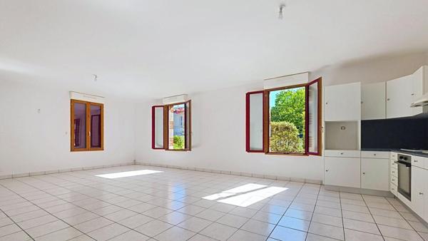 Maison rénovée avec garage et jardin en centre-ville