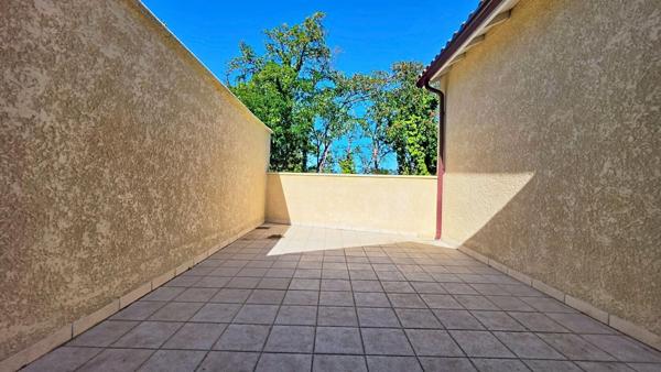 Maison rénovée avec garage et jardin en centre-ville