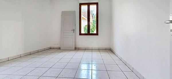 Maison rénovée avec garage et jardin en centre-ville