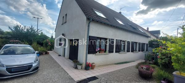 Maison familiale de 174 m² à Sens – 6 chambres + bureau

Située Boulevard de la Liberté à Sens, cette maison de 174 m² habitables offre de beaux volumes et de nombreuses possibilités d'aménagement.

Édifiée sur un terrain de 453 m², elle comprend :

• 6 chambres dont une avec douche et point d'eau • 1 bureau indépendant• Grand salon-séjour lumineux• 1 salles de bains• Cuisine• Garage• Terrasse et jardin

Cette maison conviendra parfaitement à une grande famille, à une famille recomposée ou à toute personne recherchant de l'espace pour le télétravail grâce à son bureau dédié.

Son emplacement est un véritable atout : le centre-ville de Sens, les commerces, les écoles, les services et les transports sont accessibles rapidement.

Les nombreux espaces disponibles permettent également d'envisager différents projets d'aménagement selon vos besoins.

Pour plus d'informations ou pour organiser une visite, n'hésitez pas à me contacter