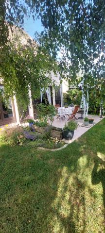 Maison familiale de 174 m² à Sens – 6 chambres + bureau

Située Boulevard de la Liberté à Sens, cette maison de 174 m² habitables offre de beaux volumes et de nombreuses possibilités d'aménagement.

Édifiée sur un terrain de 453 m², elle comprend :

• 6 chambres dont une avec douche et point d'eau • 1 bureau indépendant• Grand salon-séjour lumineux• 1 salles de bains• Cuisine• Garage• Terrasse et jardin

Cette maison conviendra parfaitement à une grande famille, à une famille recomposée ou à toute personne recherchant de l'espace pour le télétravail grâce à son bureau dédié.

Son emplacement est un véritable atout : le centre-ville de Sens, les commerces, les écoles, les services et les transports sont accessibles rapidement.

Les nombreux espaces disponibles permettent également d'envisager différents projets d'aménagement selon vos besoins.

Pour plus d'informations ou pour organiser une visite, n'hésitez pas à me contacter