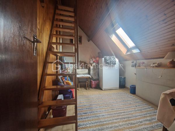 Maison familiale de 174 m² à Sens – 6 chambres + bureau

Située Boulevard de la Liberté à Sens, cette maison de 174 m² habitables offre de beaux volumes et de nombreuses possibilités d'aménagement.

Édifiée sur un terrain de 453 m², elle comprend :

• 6 chambres dont une avec douche et point d'eau • 1 bureau indépendant• Grand salon-séjour lumineux• 1 salles de bains• Cuisine• Garage• Terrasse et jardin

Cette maison conviendra parfaitement à une grande famille, à une famille recomposée ou à toute personne recherchant de l'espace pour le télétravail grâce à son bureau dédié.

Son emplacement est un véritable atout : le centre-ville de Sens, les commerces, les écoles, les services et les transports sont accessibles rapidement.

Les nombreux espaces disponibles permettent également d'envisager différents projets d'aménagement selon vos besoins.

Pour plus d'informations ou pour organiser une visite, n'hésitez pas à me contacter