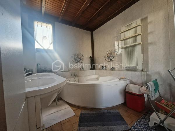 Maison familiale de 174 m² à Sens – 6 chambres + bureau

Située Boulevard de la Liberté à Sens, cette maison de 174 m² habitables offre de beaux volumes et de nombreuses possibilités d'aménagement.

Édifiée sur un terrain de 453 m², elle comprend :

• 6 chambres dont une avec douche et point d'eau • 1 bureau indépendant• Grand salon-séjour lumineux• 1 salles de bains• Cuisine• Garage• Terrasse et jardin

Cette maison conviendra parfaitement à une grande famille, à une famille recomposée ou à toute personne recherchant de l'espace pour le télétravail grâce à son bureau dédié.

Son emplacement est un véritable atout : le centre-ville de Sens, les commerces, les écoles, les services et les transports sont accessibles rapidement.

Les nombreux espaces disponibles permettent également d'envisager différents projets d'aménagement selon vos besoins.

Pour plus d'informations ou pour organiser une visite, n'hésitez pas à me contacter