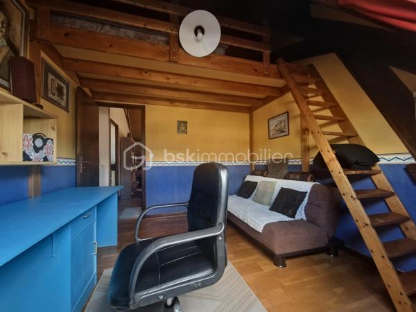 Maison familiale de 174 m² à Sens – 6 chambres + bureau

Située Boulevard de la Liberté à Sens, cette maison de 174 m² habitables offre de beaux volumes et de nombreuses possibilités d'aménagement.

Édifiée sur un terrain de 453 m², elle comprend :

• 6 chambres dont une avec douche et point d'eau • 1 bureau indépendant• Grand salon-séjour lumineux• 1 salles de bains• Cuisine• Garage• Terrasse et jardin

Cette maison conviendra parfaitement à une grande famille, à une famille recomposée ou à toute personne recherchant de l'espace pour le télétravail grâce à son bureau dédié.

Son emplacement est un véritable atout : le centre-ville de Sens, les commerces, les écoles, les services et les transports sont accessibles rapidement.

Les nombreux espaces disponibles permettent également d'envisager différents projets d'aménagement selon vos besoins.

Pour plus d'informations ou pour organiser une visite, n'hésitez pas à me contacter